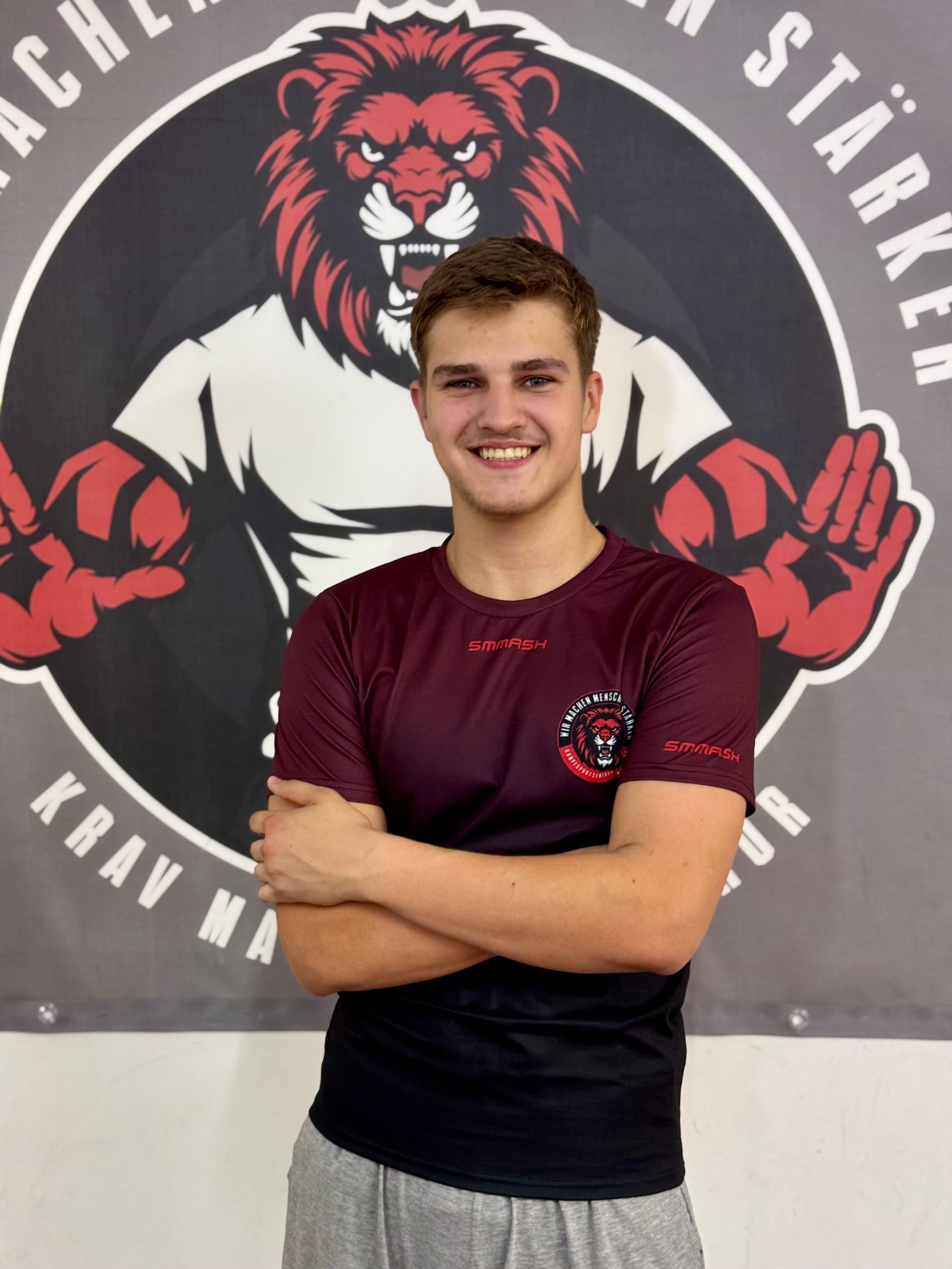 Ein Mann steht mit verschränkten Armen da