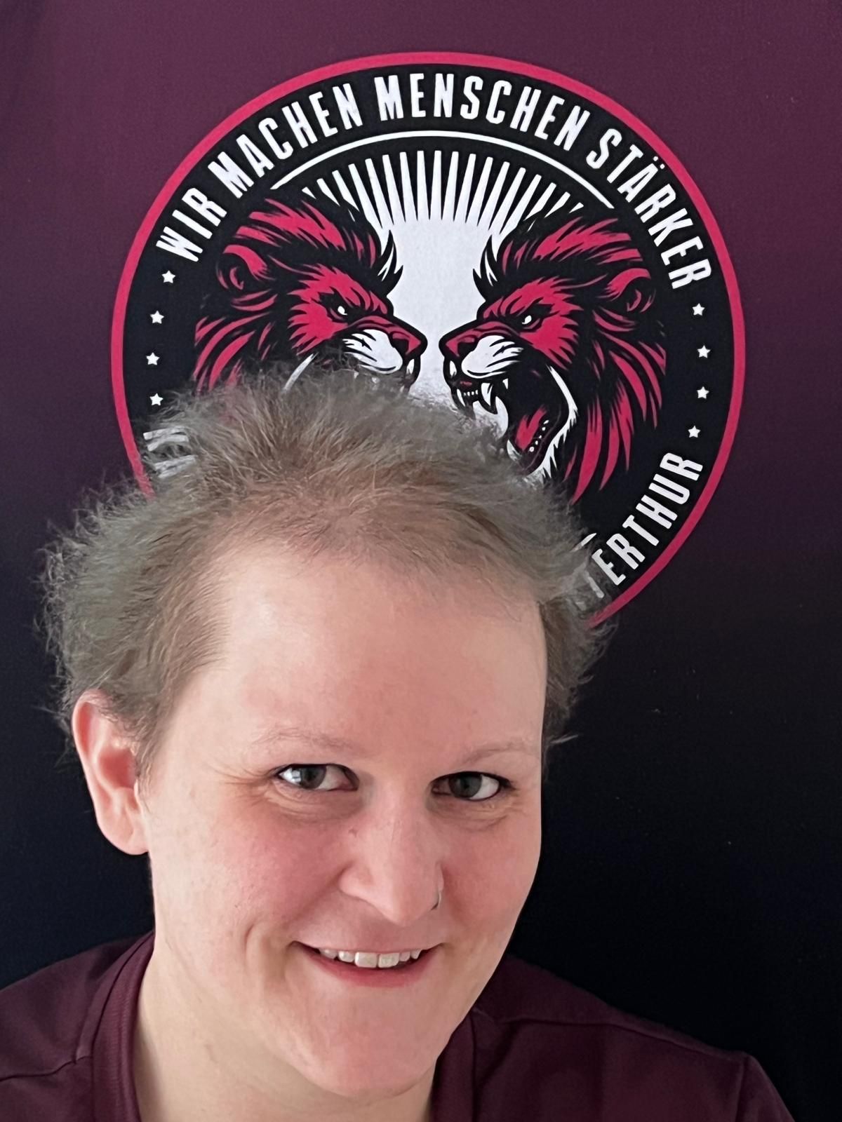 Die Silhouette einer Frau ohne Gesicht auf weissem Hintergrund.