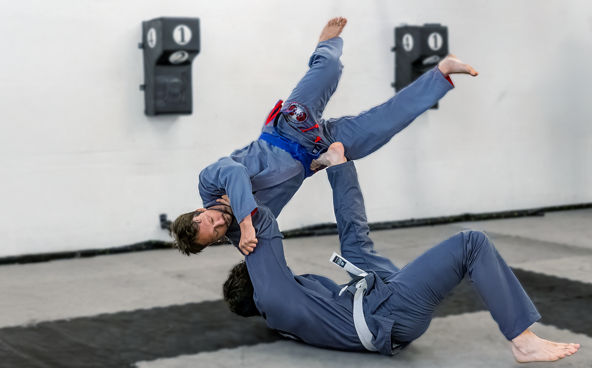 Zwei Männer trainieren in einem Fitnessstudio Jiu-Jitsu.
