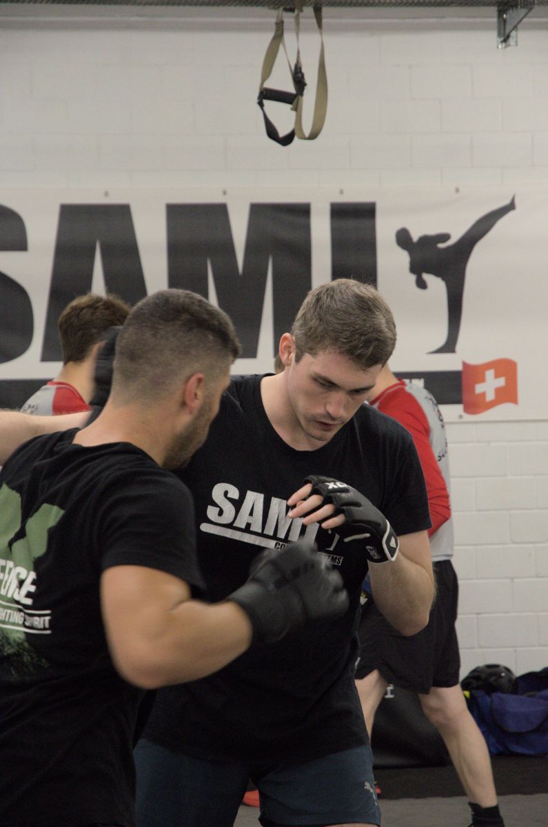 Ein Mann, der ein T-Shirt mit der Aufschrift „Sami“ trägt