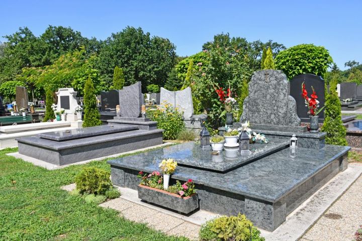 tombe in un cimitero