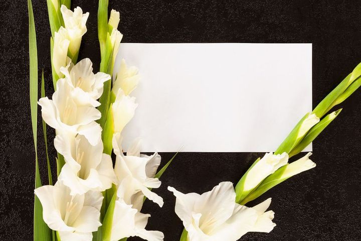 biglietto di ringraziamento funebre e fiori