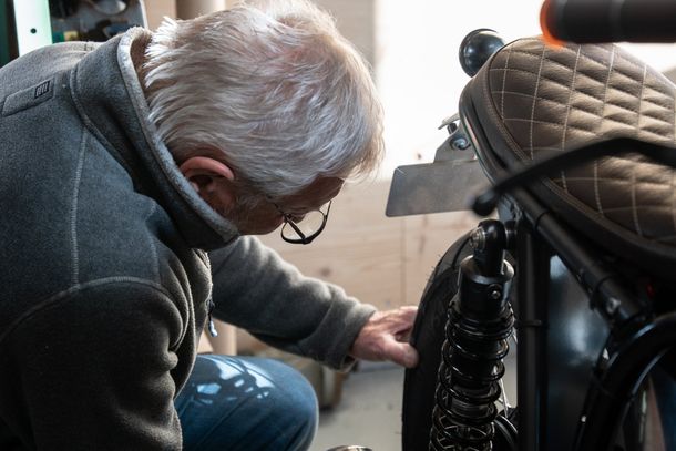 Christian Favre qui transforme une moto BMW
