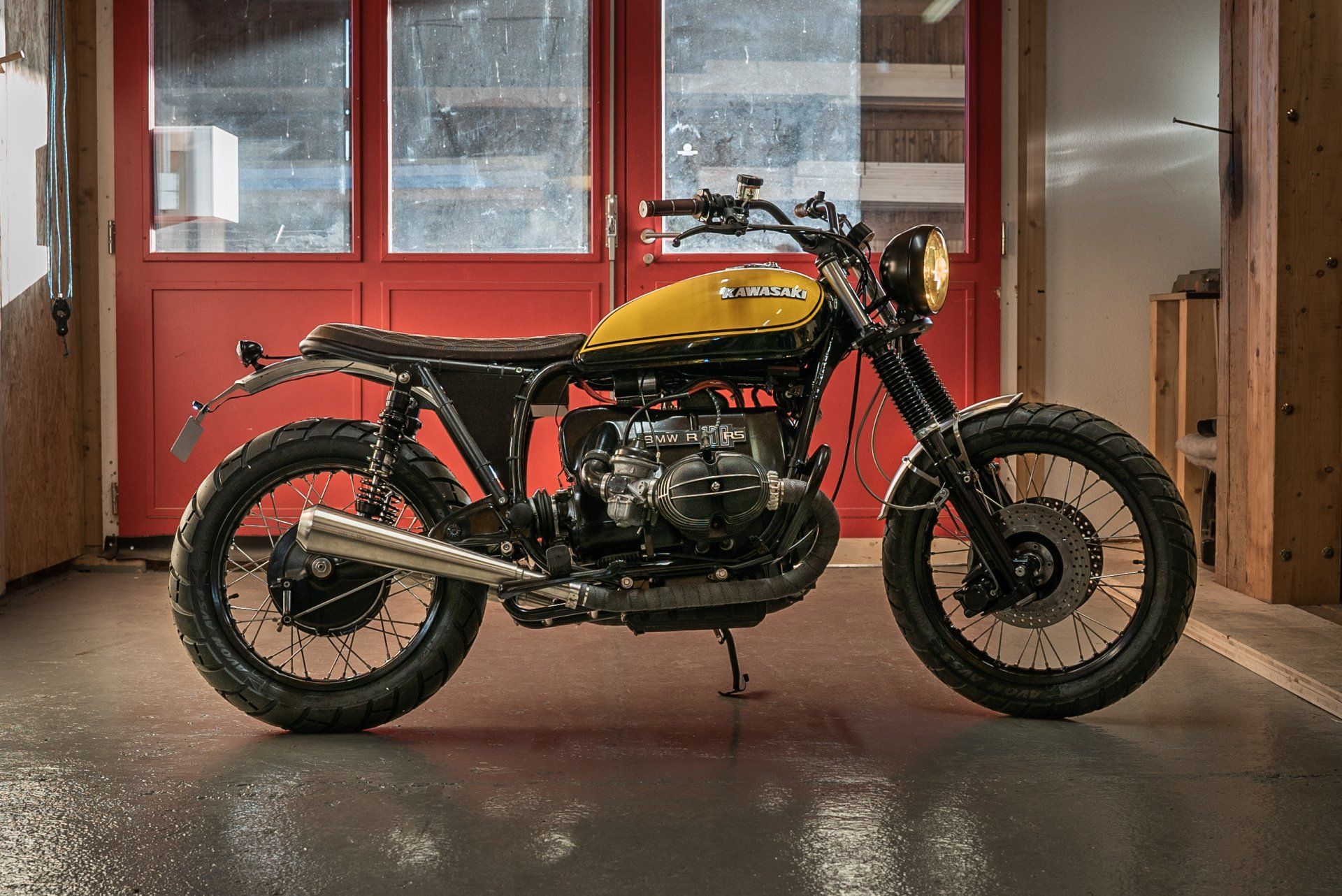 moto jaune bmw transformée à Lavigny proche de Morges avec pièce de Kawasaki