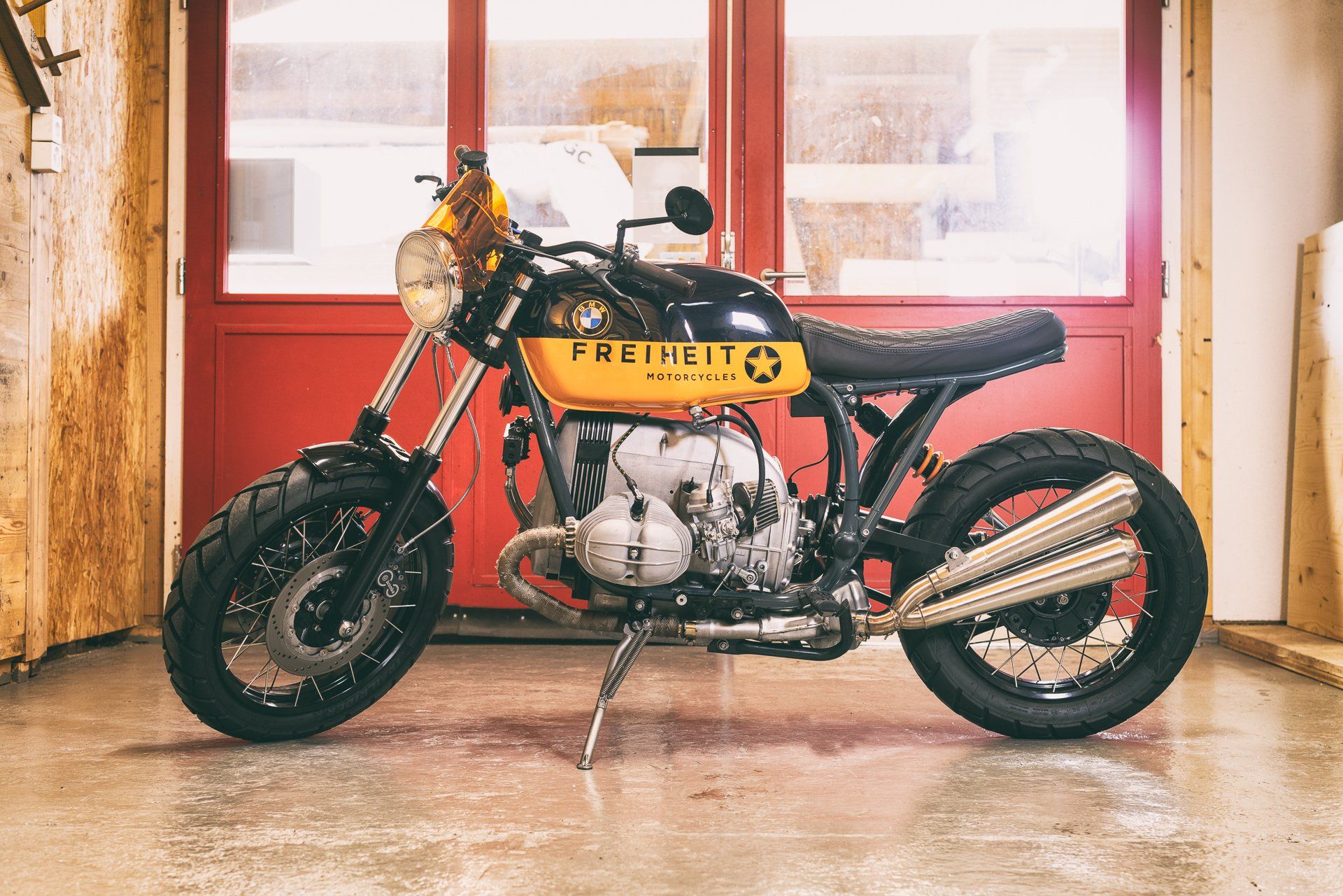 moto bmw transformée en metal blue à Lavigny proche de morges