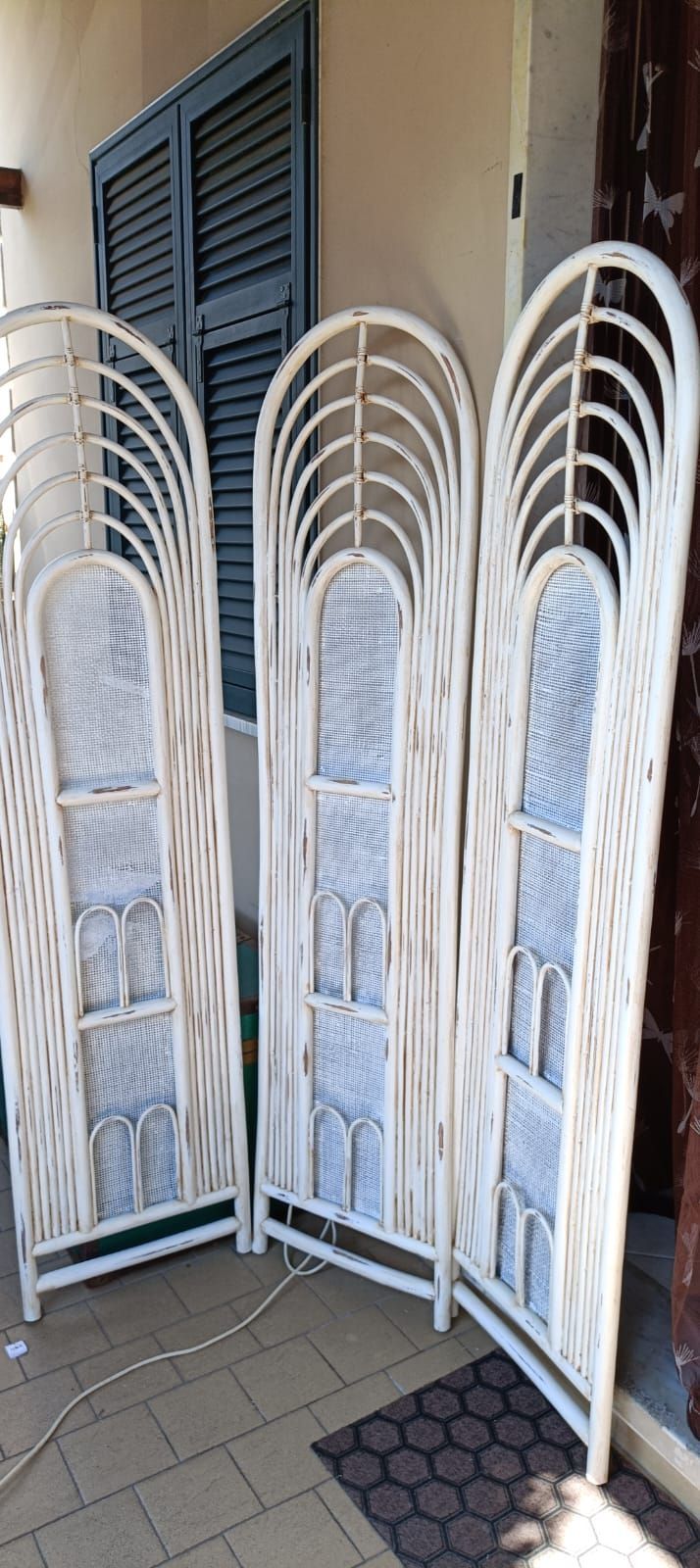 All'esterno si trovano tre divisori bianchi ad arco, leggermente appoggiati l'uno all'altro.