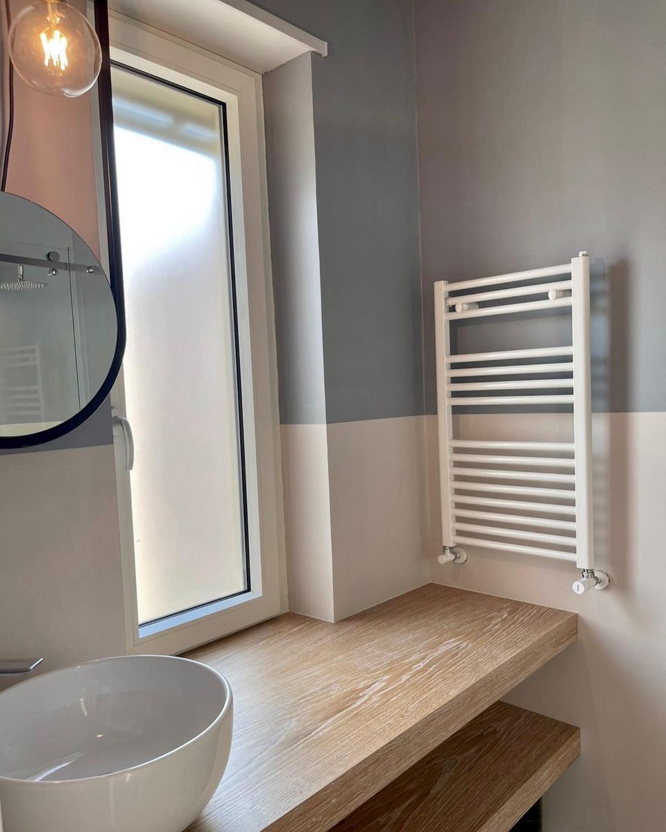 bagno con lavandino sospeso