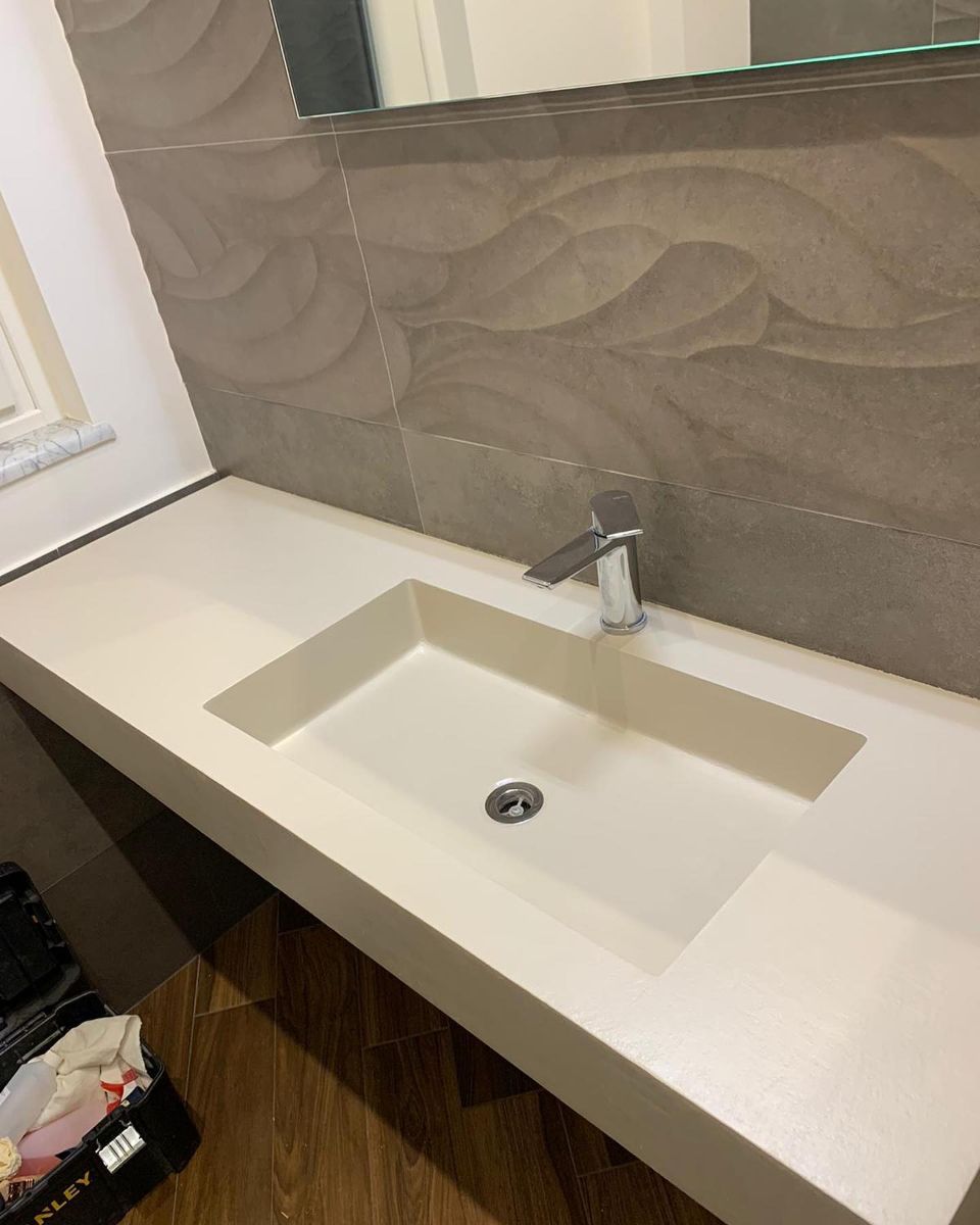 lavandino e rivestimento in resina