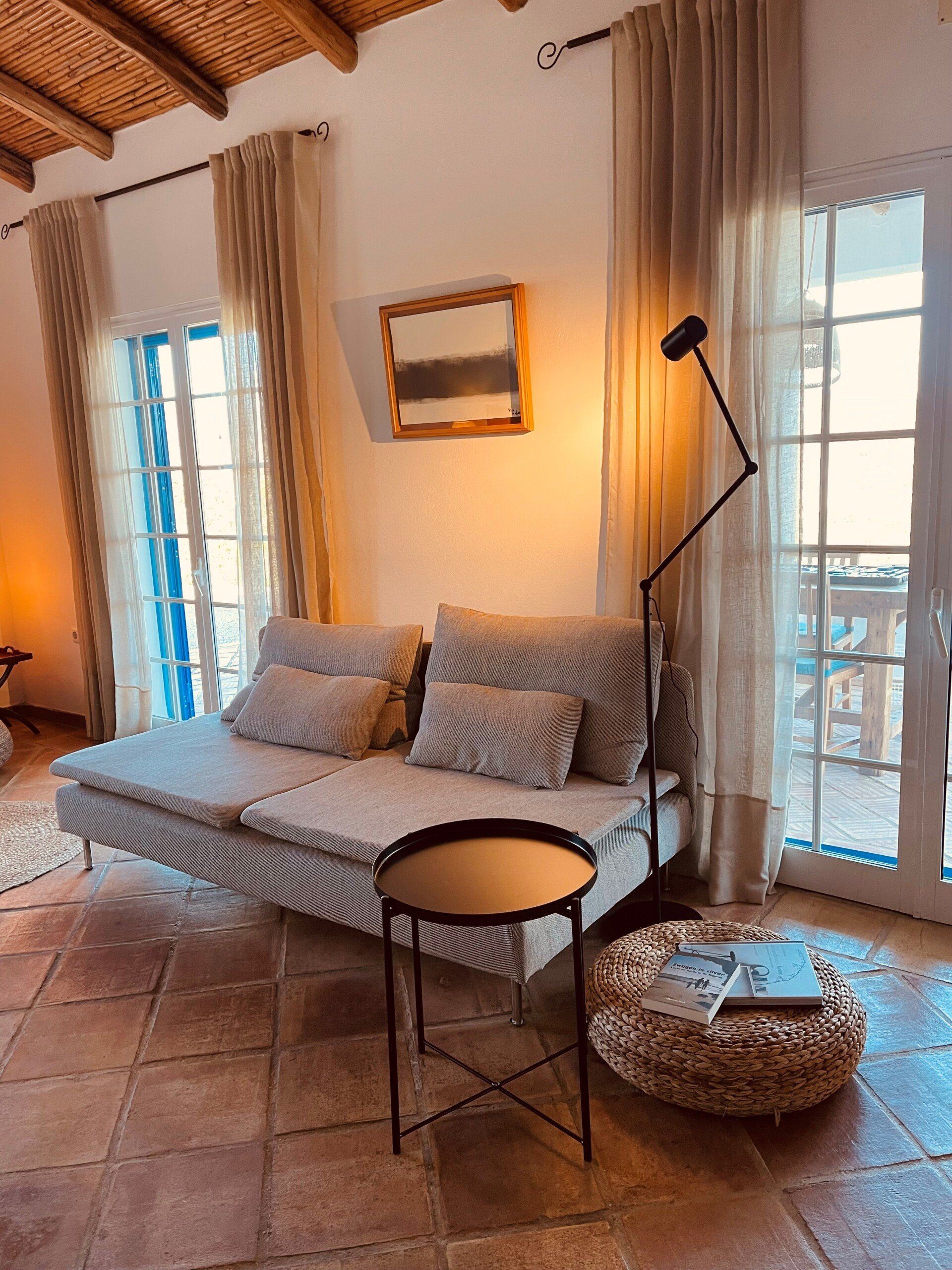 Er staat een bank en een tafel in de woonkamer.