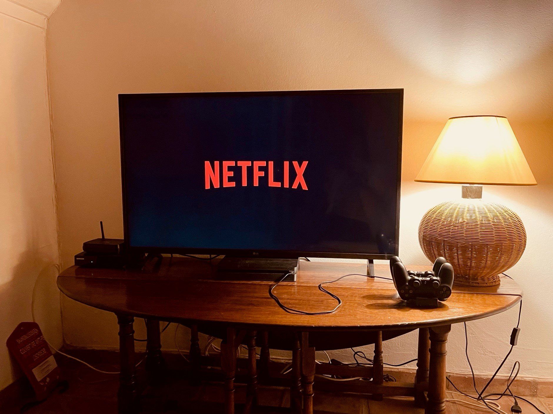 Een netflix-logo wordt weergegeven op een flatscreen-tv