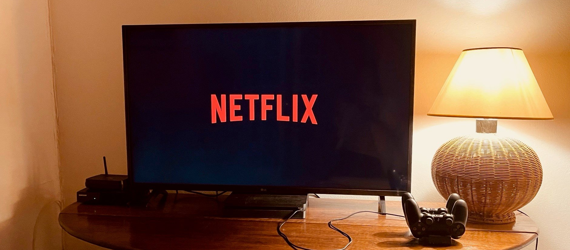 Een netflix-logo wordt weergegeven op een flatscreen-tv