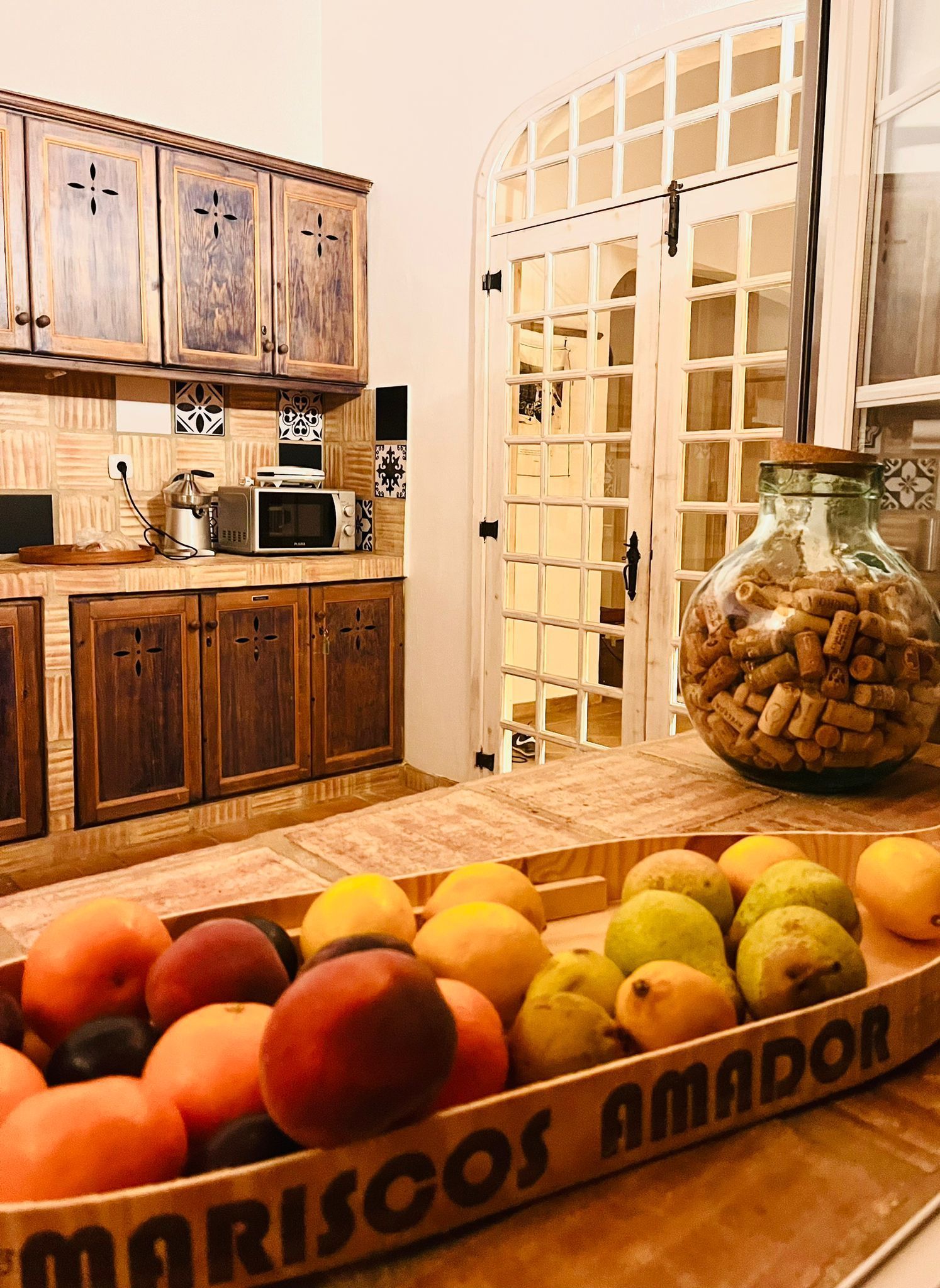 Een doos met fruit staat op een tafel in de keuken.