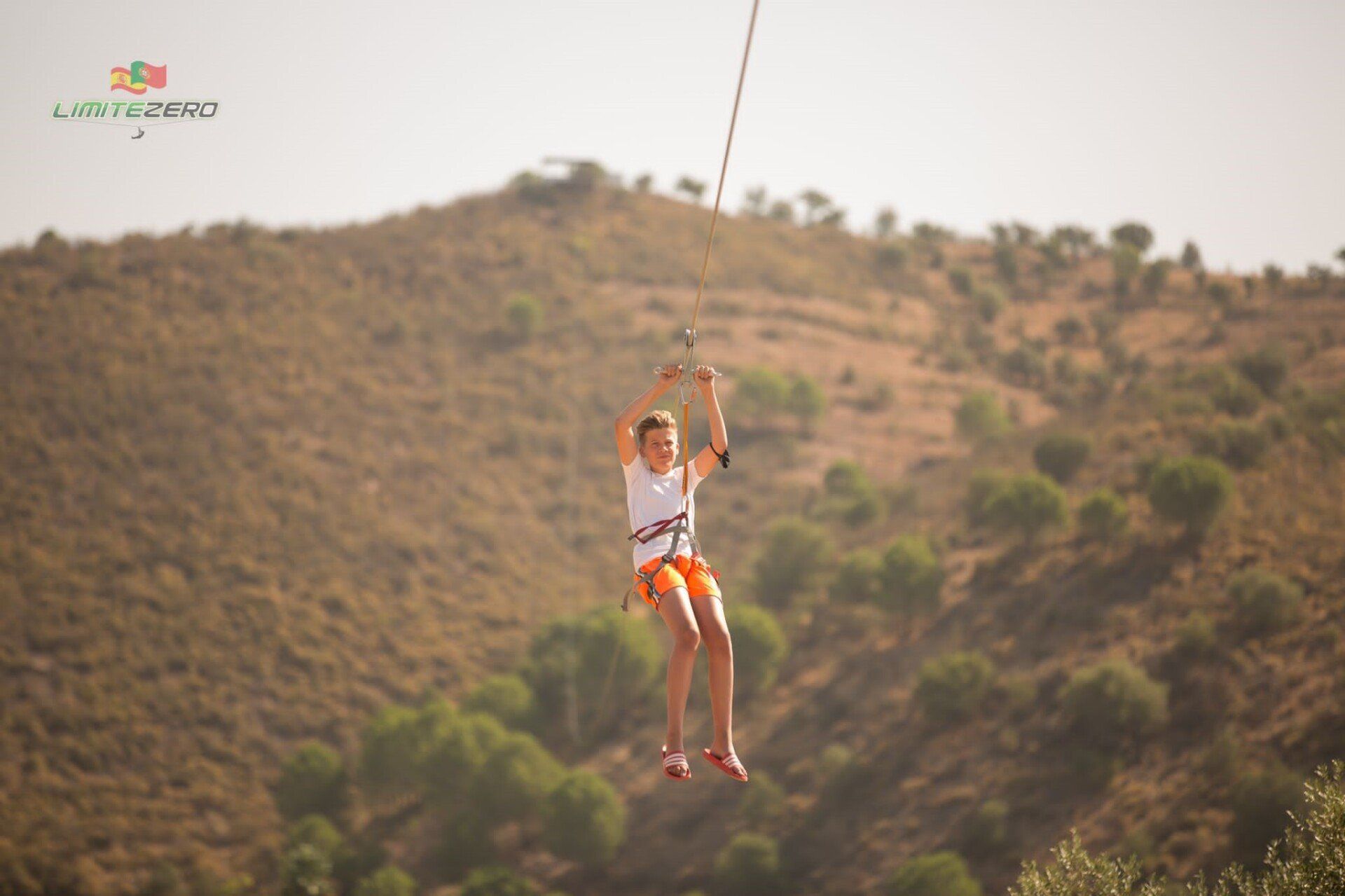 Iemand vliegt door de lucht op een kabelbaan.