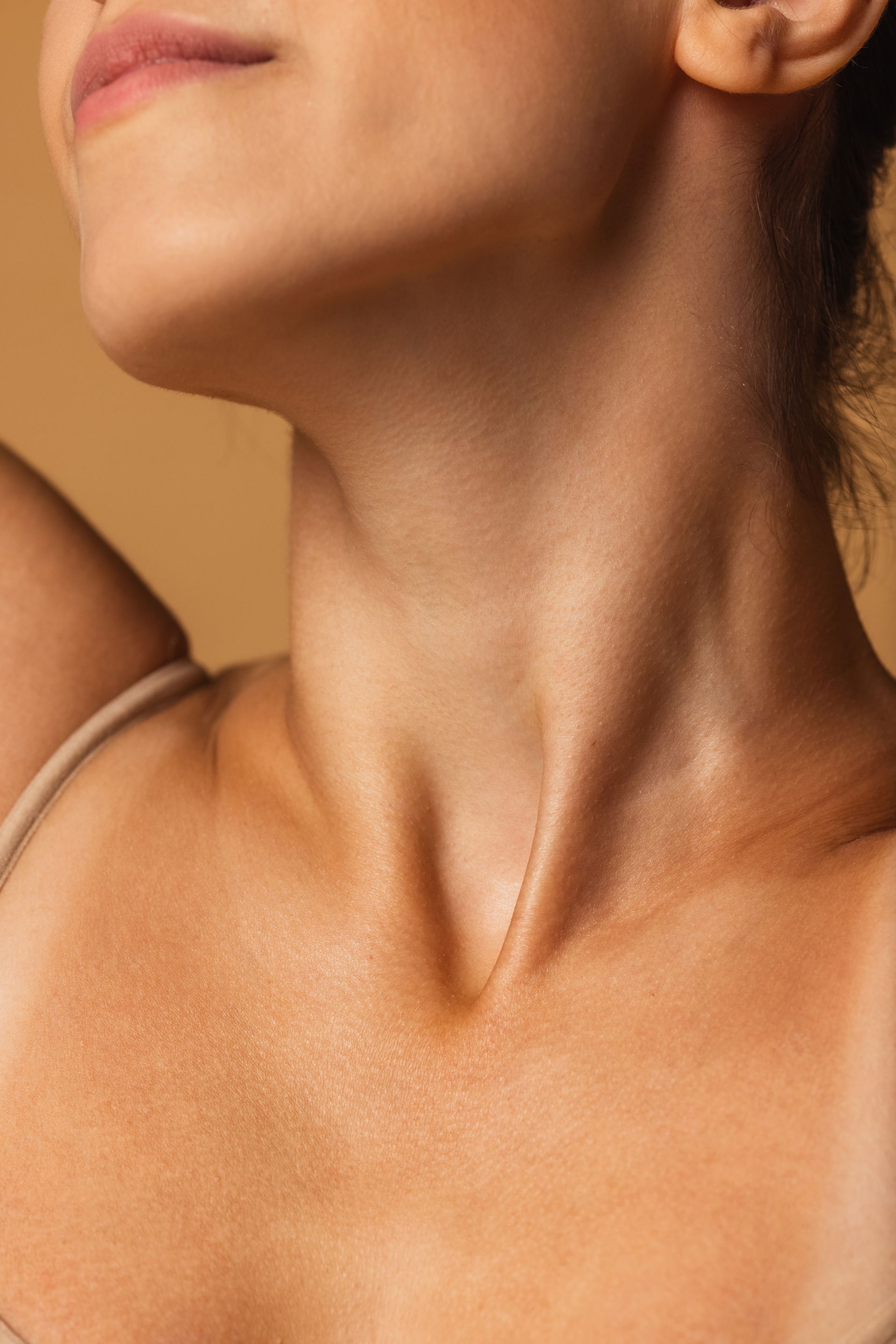 A close up of a woman 's neck and shoulder.