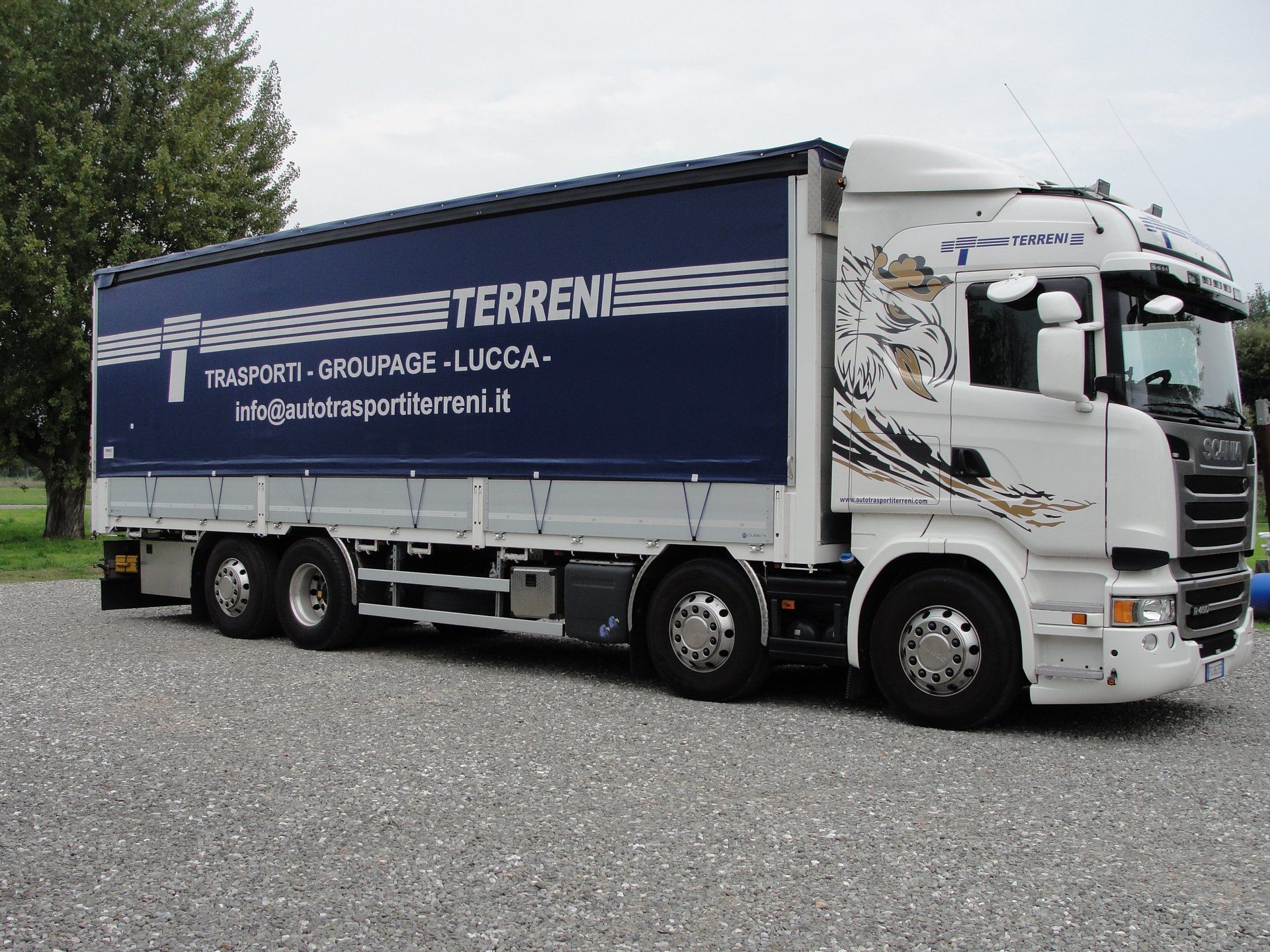 tir blu della ditta autotrasporti terreni