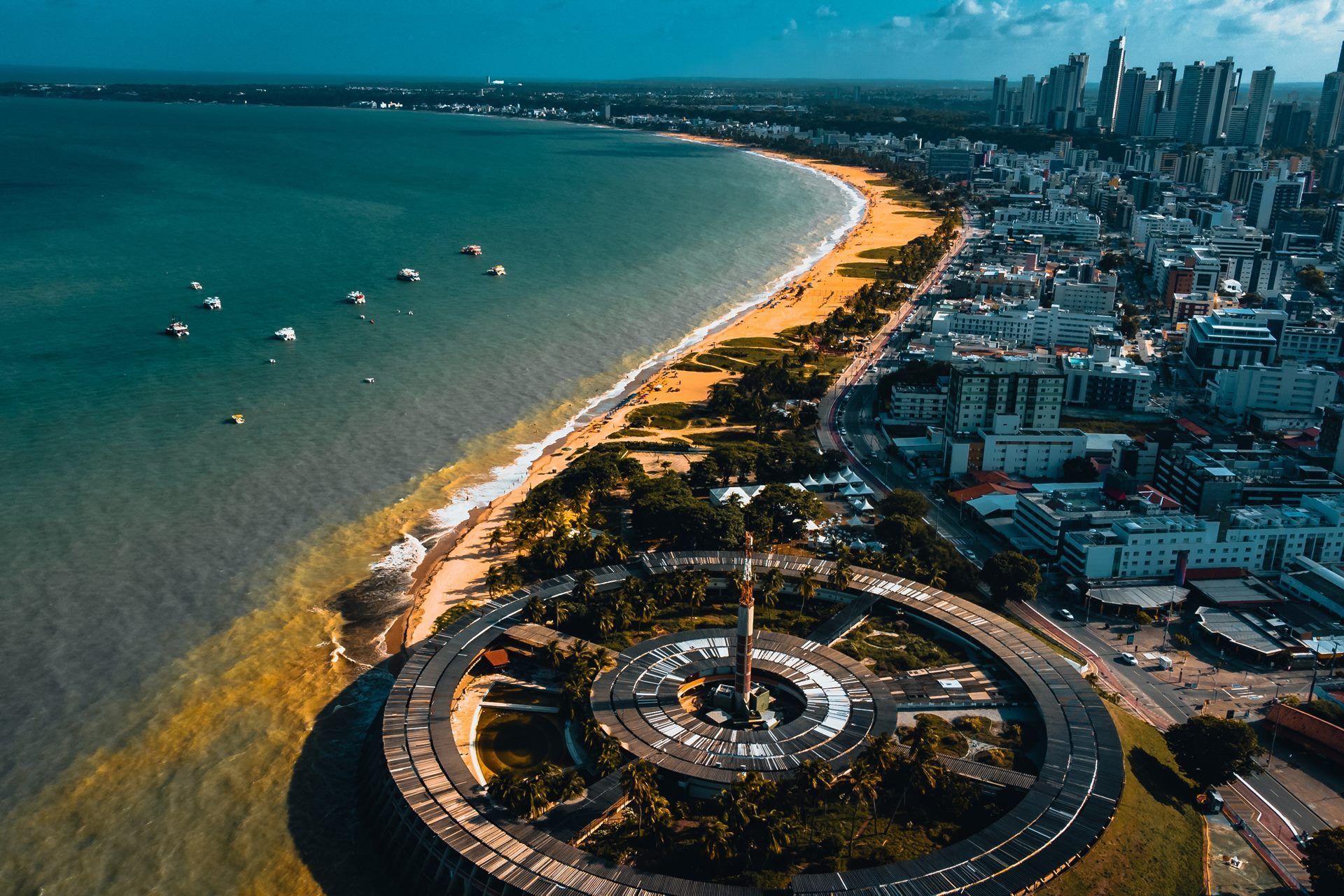 Uma vista aérea de uma cidade e uma praia com uma cidade ao fundo.laguna-praia-hotel