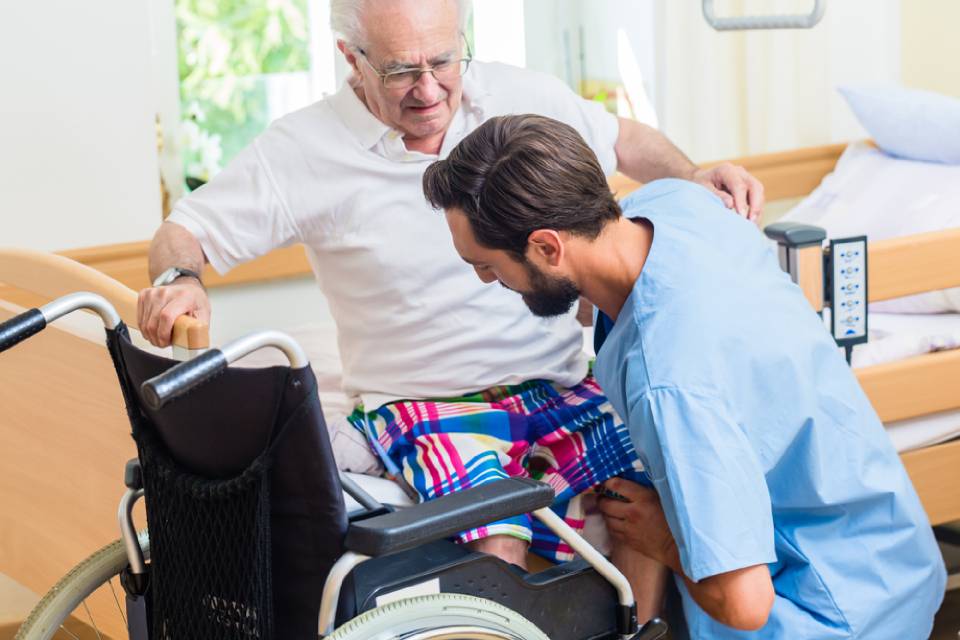 infermiere specializzato aiuta anziano disabile