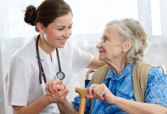 infermiera aiuta anziana signora