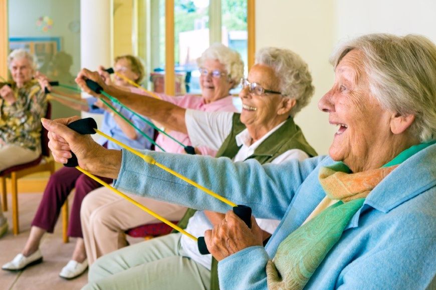 anziani fanno esercizio fisico