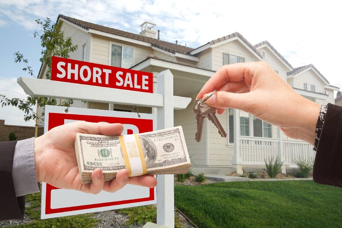 A home buyer purchasing a house for cash near Lexington, Kentucky (KY)