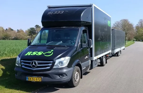 Sort Mercedes Sprinter varevogn med anhænger, logo 
