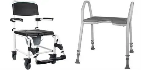 To badestole, en med hjul og en toiletstol, en uden hjul og armlæn.