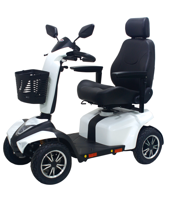 Hvid og sort mobilitetsscooter med kurv, sæde og fire hjul.