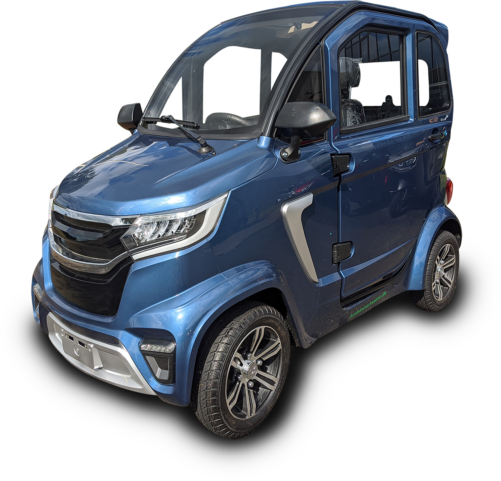 Blå elektrisk minibil med lukkede døre, vinduer og sorte dæk på en hvid baggrund.