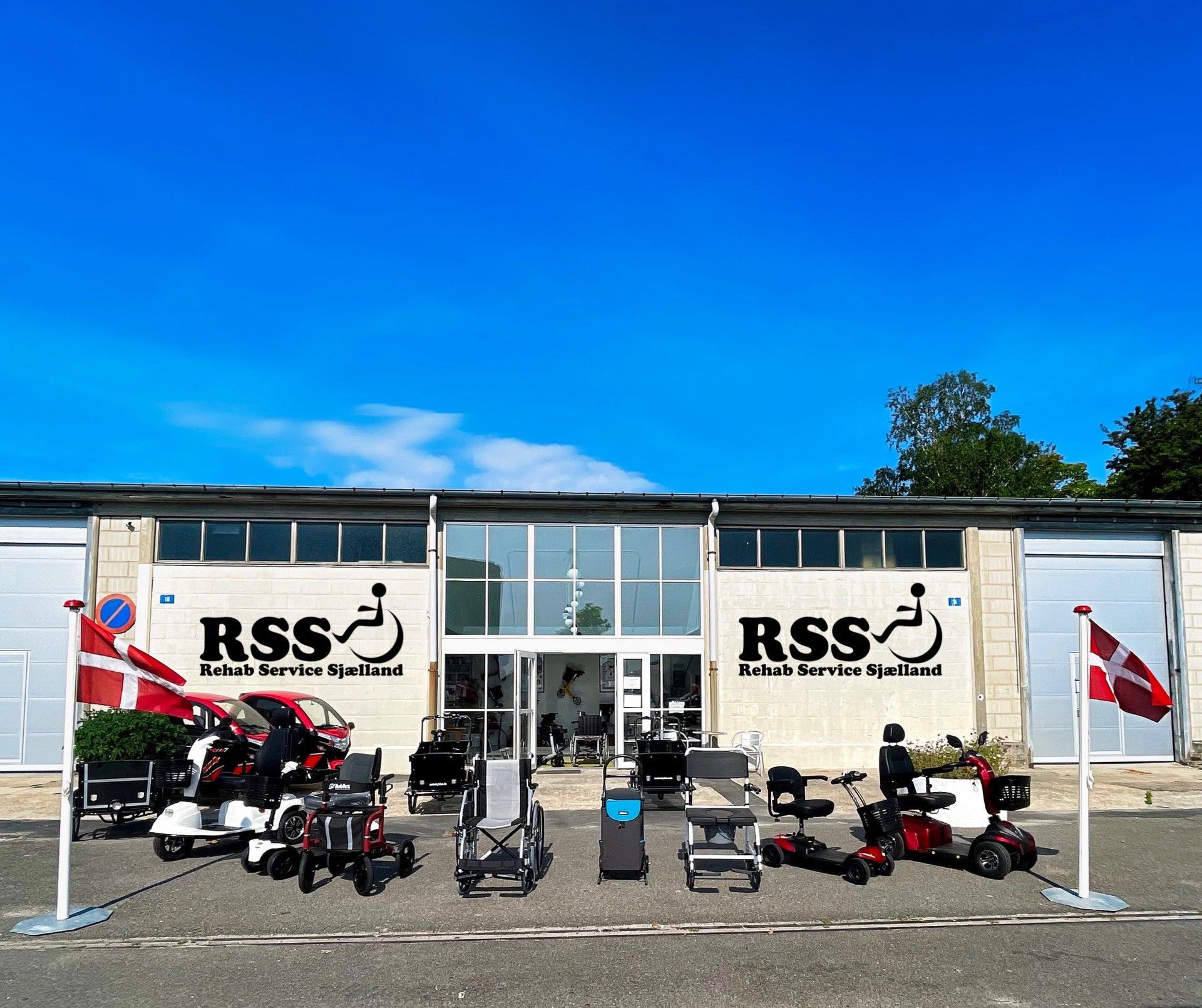 Sort Mercedes Sprinter varevogn med anhænger, logo