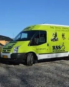 Grøn og hvid RSS mobilitetstjenestevarebil, parkeret udendørs.