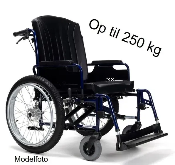 Blå kørestol med sort sæde, mærket 