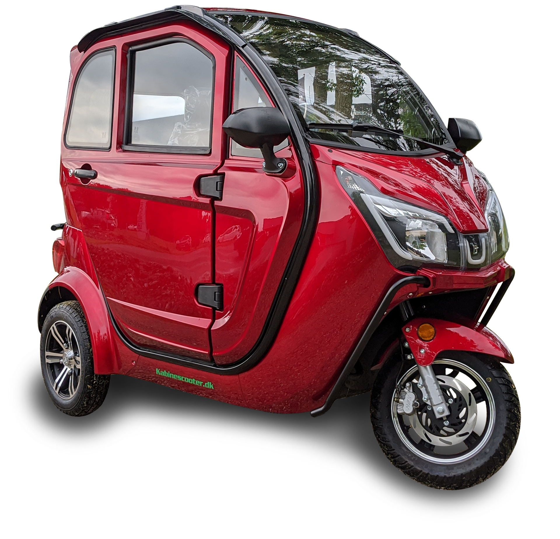 Rød, lukket trehjulet mobilitetsscooter med glasruder og sorte detaljer.