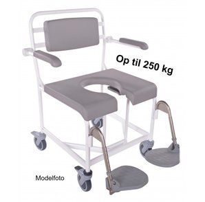 Grå og hvid badestol med hjul, polstret sæde med udskæring, ryglæn, armlæn og fodstøtter.