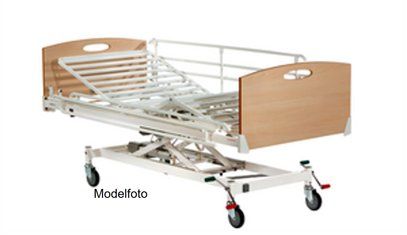 Hospitalsseng, justerbar højde med hovedgærde og sideheste i træ, på hjul.