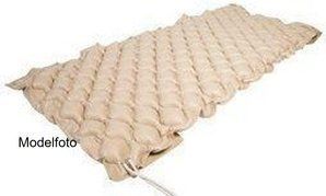 Beige madras med vekslende tryk på hvid baggrund.