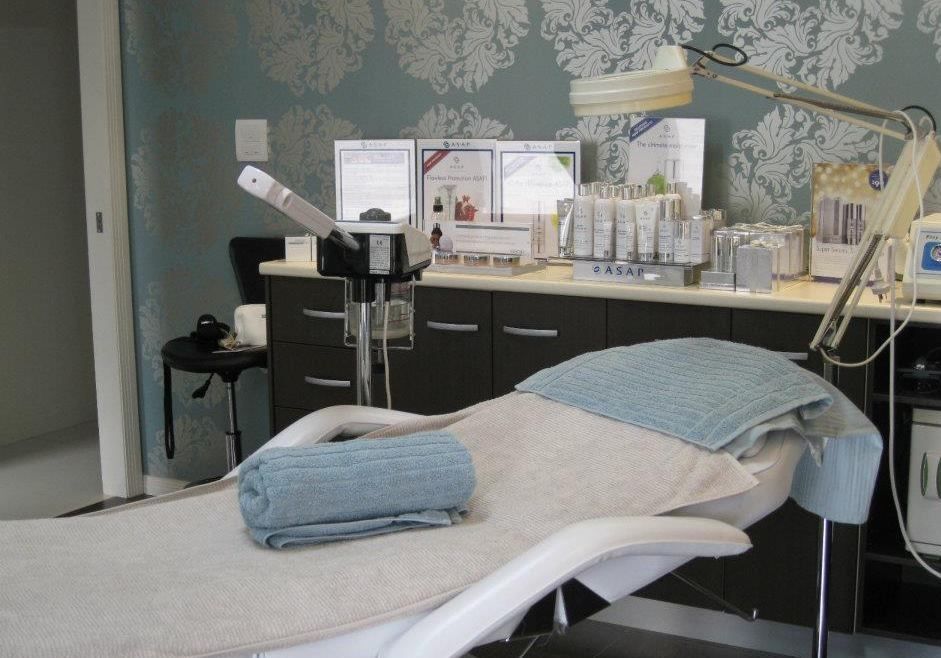 A beauty salon with a bed and towels on it