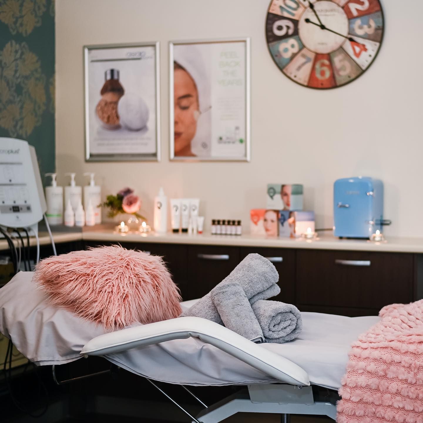 A table with towels and a vase on itk