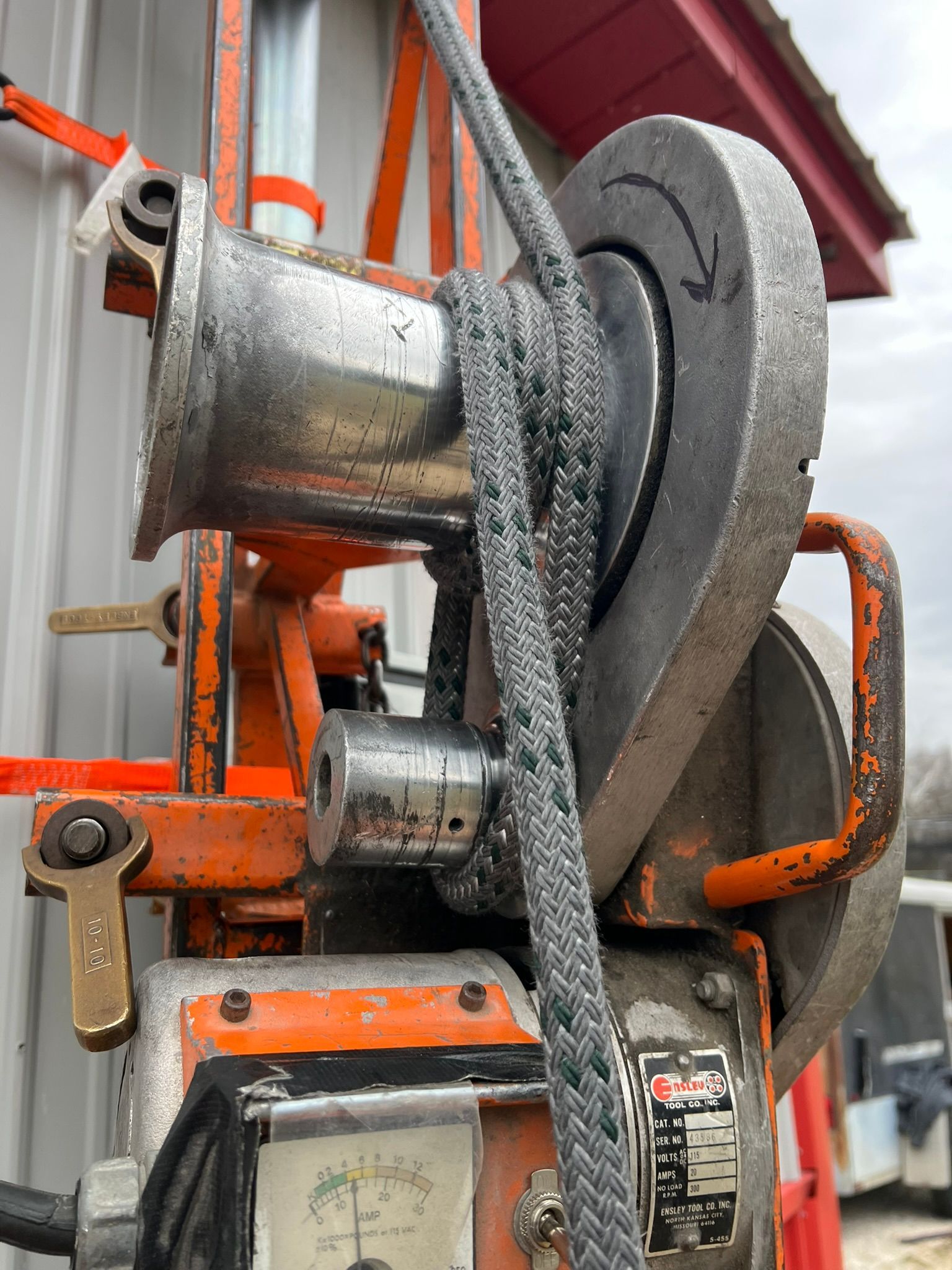 A close up of a machine with a rope attached to it.