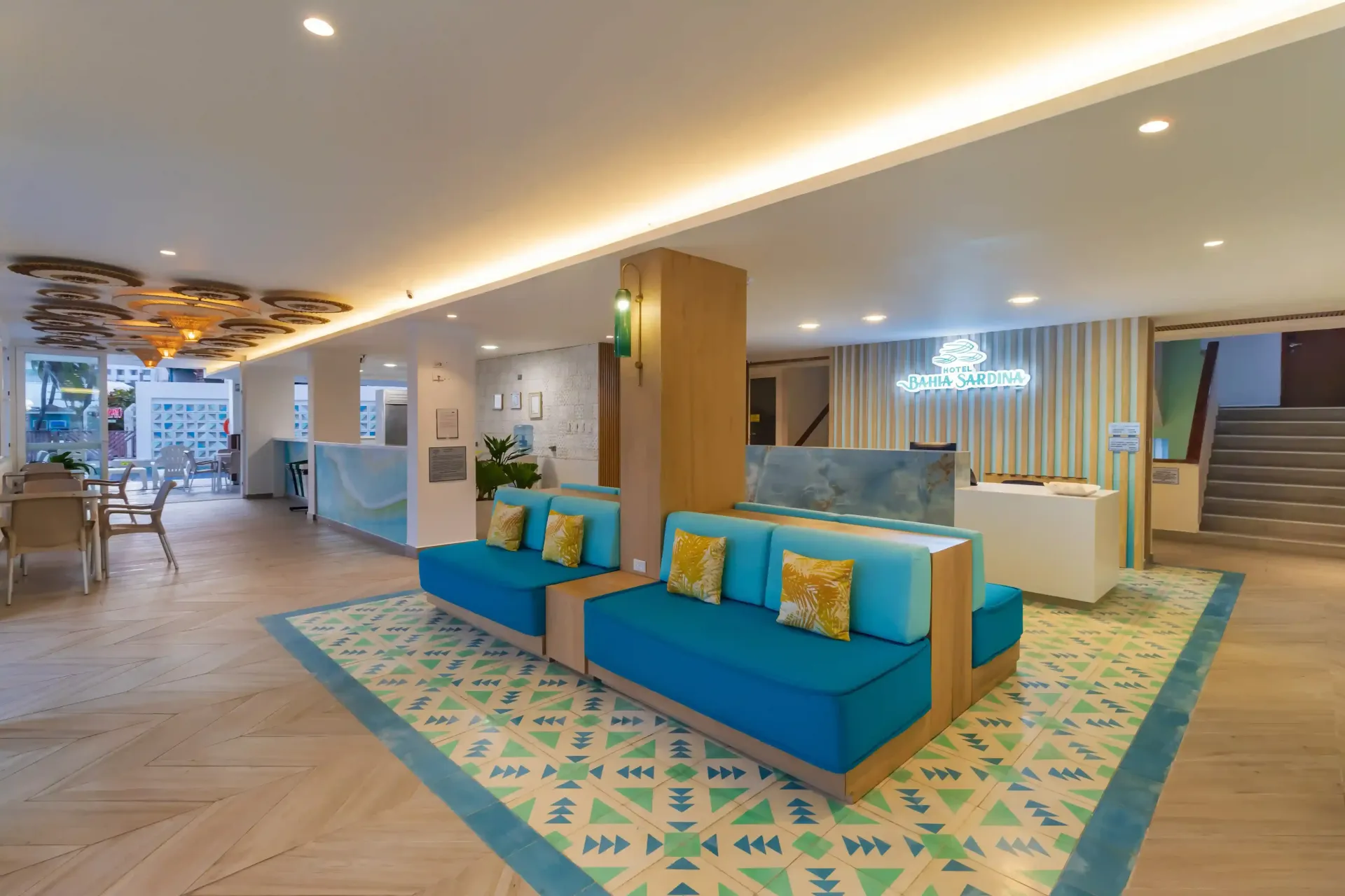 Lobby de Hotel Bahía Sardina con diseño caribeño y ambiente acogedor; opción de alojamiento en San Andrés.
