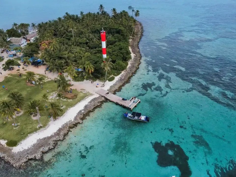 Vista aérea de Haynes Cay, un islote de arena blanca y aguas cristalinas en San Andrés, ideal para plan de snorkel y turismo cerca del Hotel Delamar.