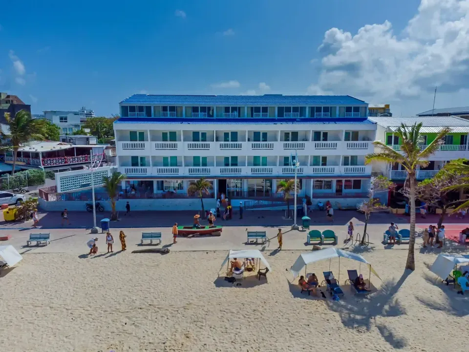 Hotel Bahía Sardina frente a la playa en San Andrés, alojamiento con acceso directo al mar y servicios para turistas.