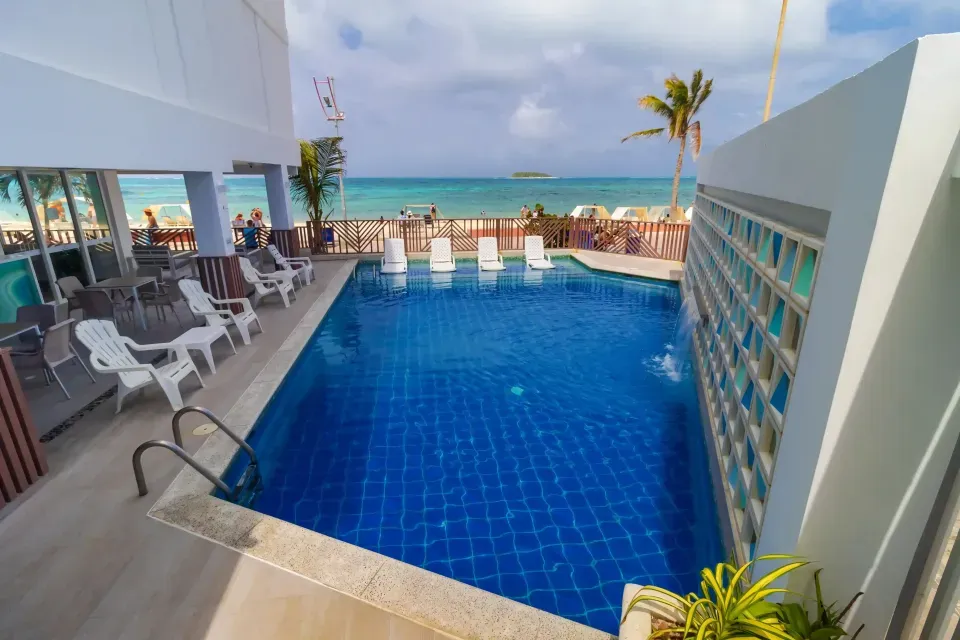 Piscina del Hotel Delamar en San Andrés con vista al mar Caribe, espacio ideal para disfrutar del sol, cócteles y descanso durante las vacaciones.