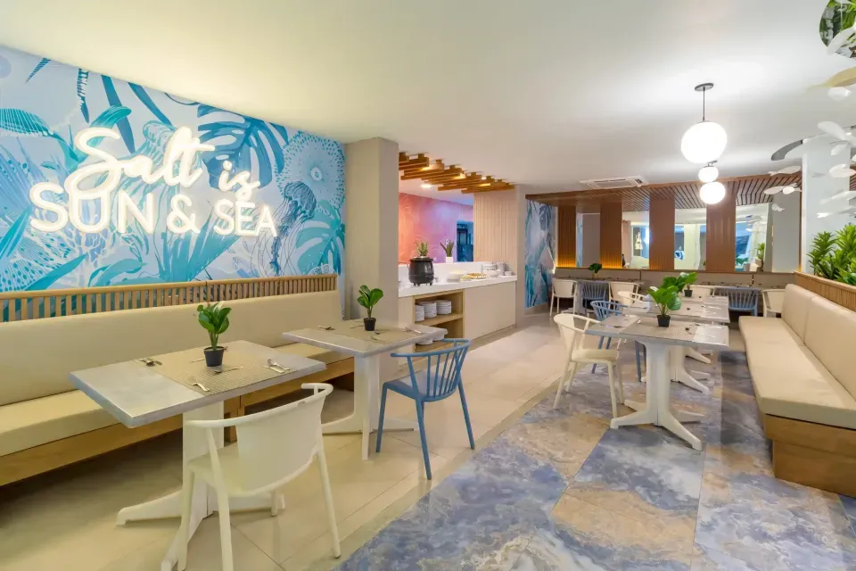 Arena blanca y mar de siete colores en San Andrés, una de las principales razones para hospedarse en Hotel Bahía Sardina.