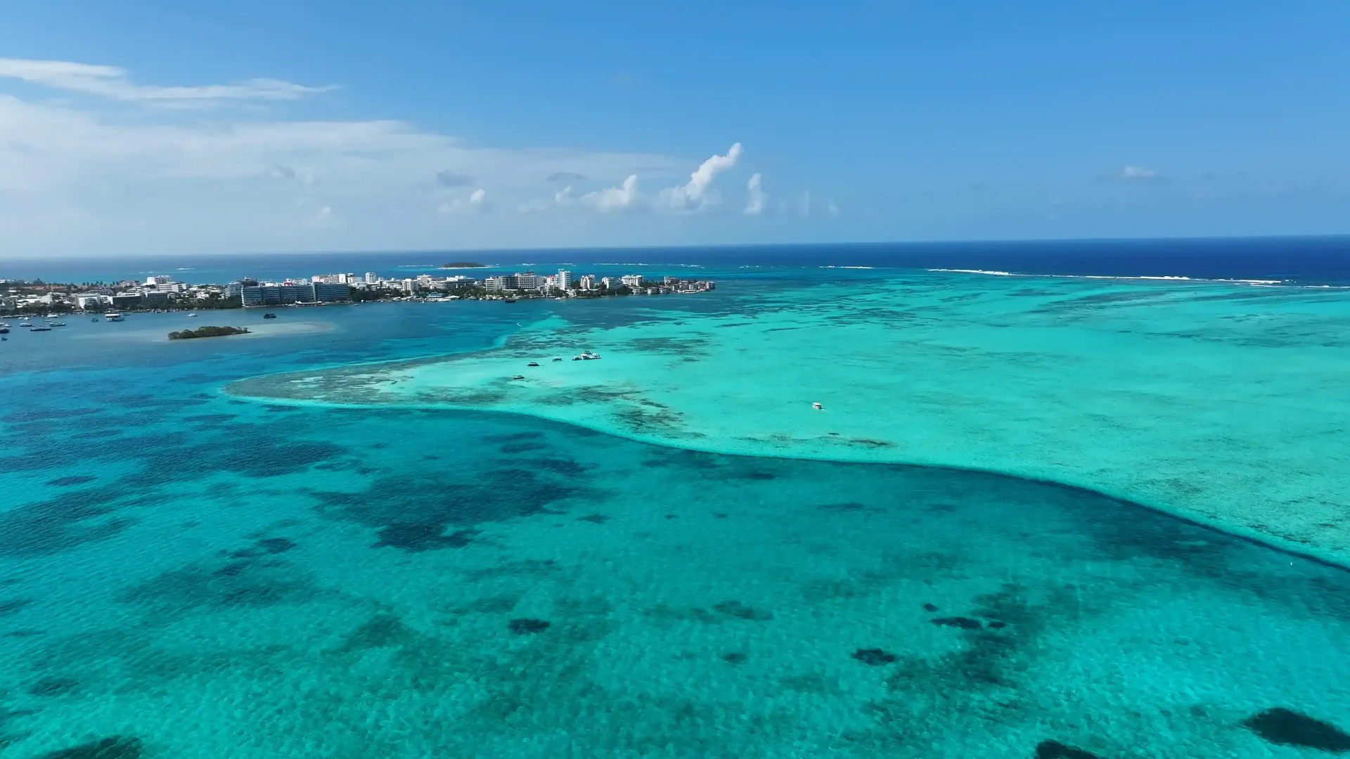 Aguas cristalinas del Caribe en playas de San Andrés; paisaje de mar de los siete colores visto desde la costa.