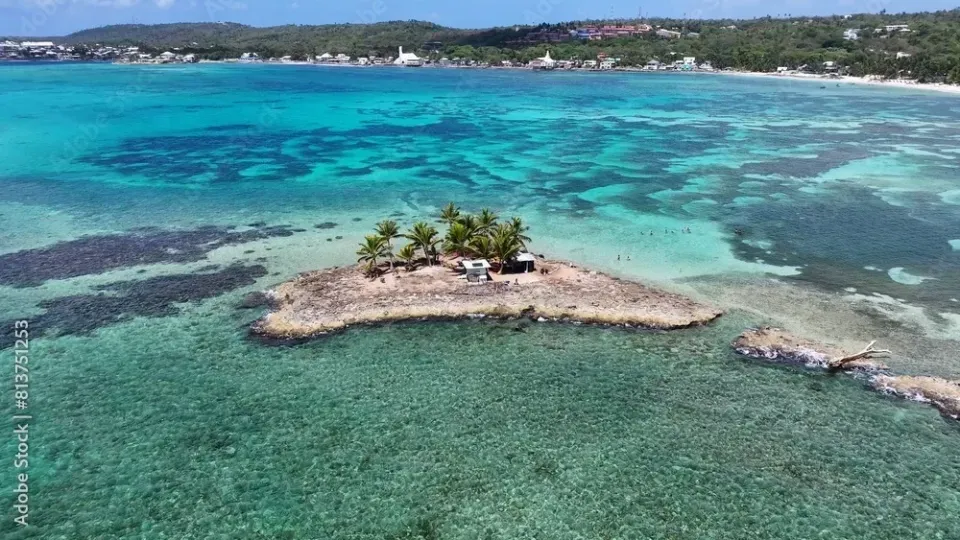 Playa cristalina en San Andrés a pocos minutos del Hotel Bahía Sardina, recomendada para disfrutar el sol y el mar Caribe.