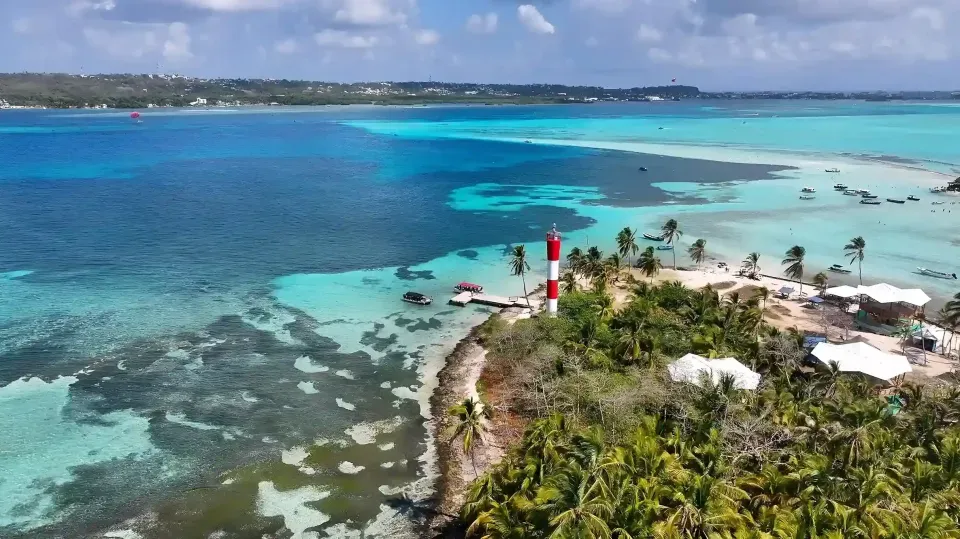 Playas cercanas al Hotel Bahía Sardina en San Andrés, aguas turquesa ideales para snorkel y descanso en la isla.