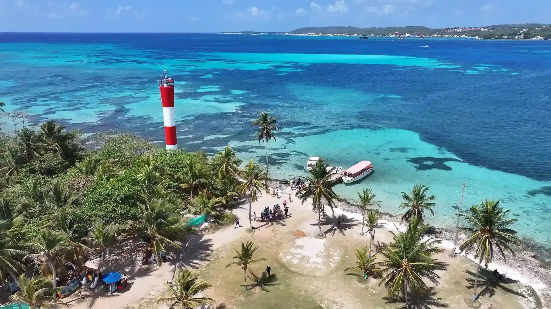 Costa caribeña con mar azul y palmeras; destino para snorkel en San Andrés y más actividades en el Caribe colombiano.