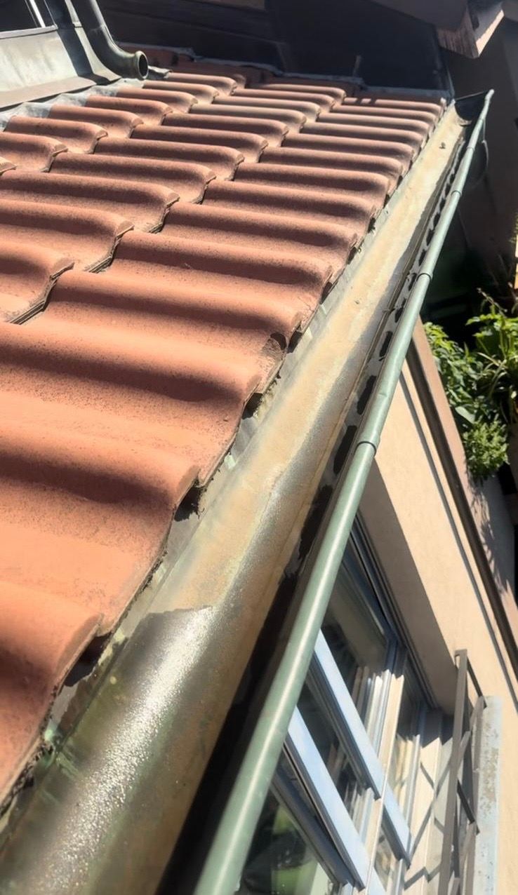 Eine Nahaufnahme einer Dachrinne auf dem Dach eines Gebäudes.