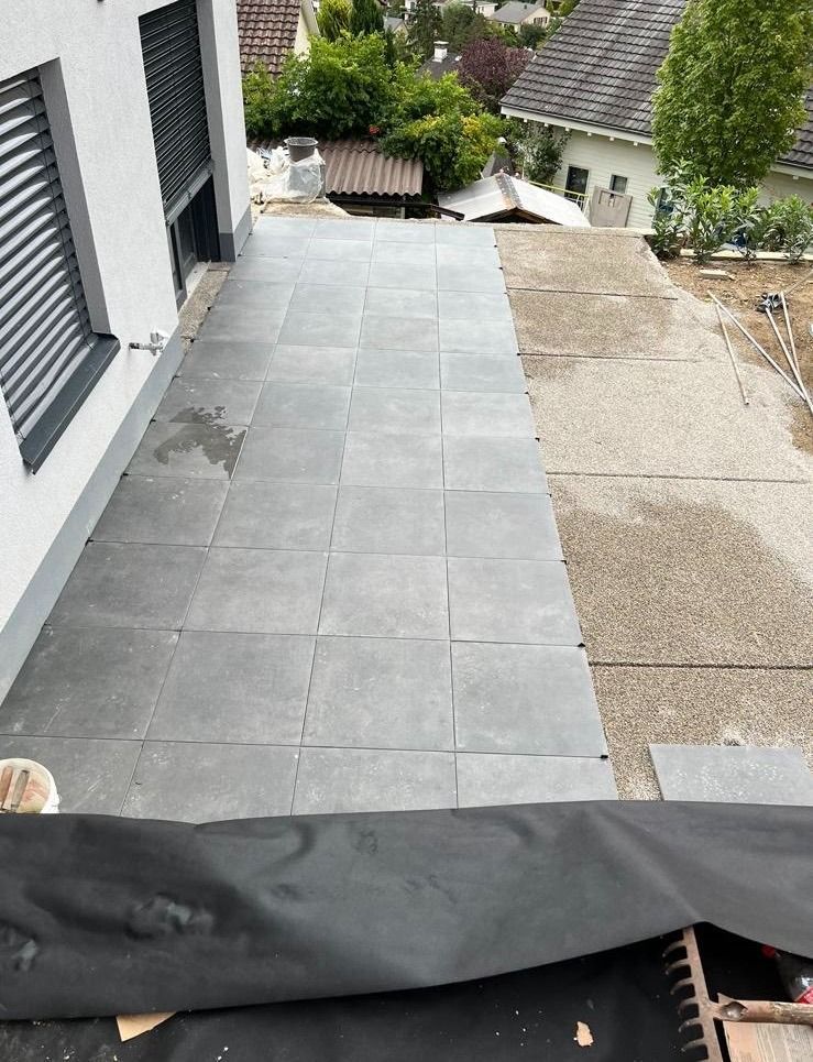 An der Seite eines Hauses wird ein Gehweg gebaut