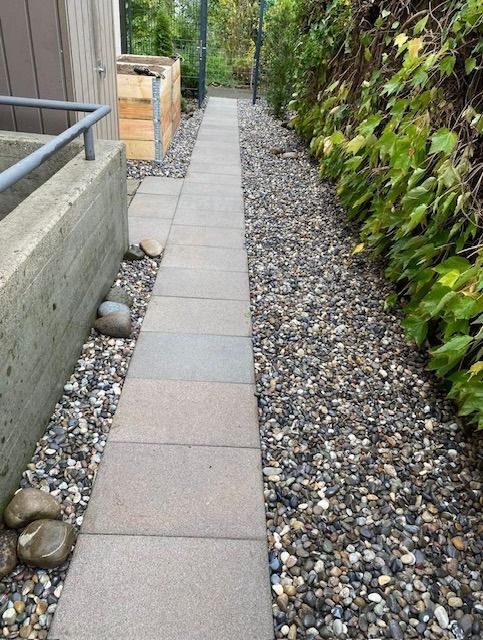 Ein Steinweg mit Kies an der Seite